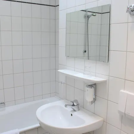 Schiller מלון 3*