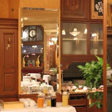 Schiller מלון 3*